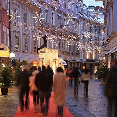 Krippenweg und roter Teppich im Advent in der Grazer Altstadt