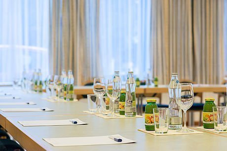 Vorbereitete Tische mit Unterlagen & Getränken für Seminare im Hotel Stoiser Graz