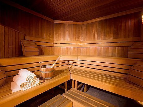 Sauna mit Aufguss im Wellnessbereich des Hotel Stoiser Graz