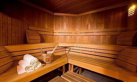 Sauna mit Aufguss im Wellnessbereich des Hotel Stoiser Graz