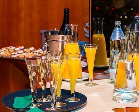 Feiern im Hotel Stoiser Graz mit belegten Brötchen und Sekt Orange