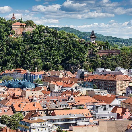 Blick über die Dächer auf den Grazer Schlossberg