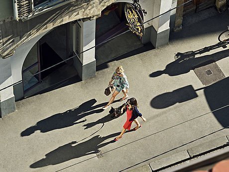 Blick von oben auf zwei Frauen beim Shopping in der Sackstrasse in Graz