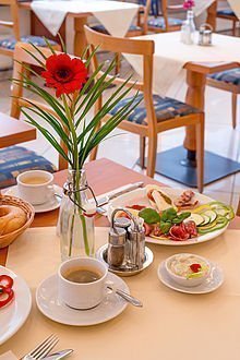 Vielfältiges Frühstück mit Mozzarella und Brötchen im Hotel Stoiser Graz