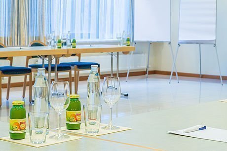 Getränke & Flipchart im Seminarraum im Hotel Stoiser Graz