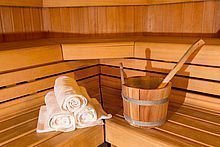 Sauna mit Holzbänken im Wellnessbereich des Hotel Stoiser Graz