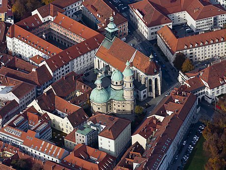 Aussicht auf die Dächer der historischen Stadt Graz mit Blick auf den Dom